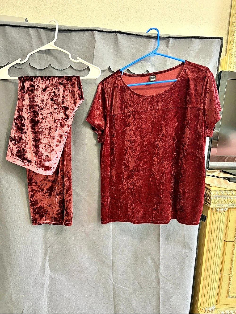 City Streets Velvet Top & Leggings Set Red XL Like New